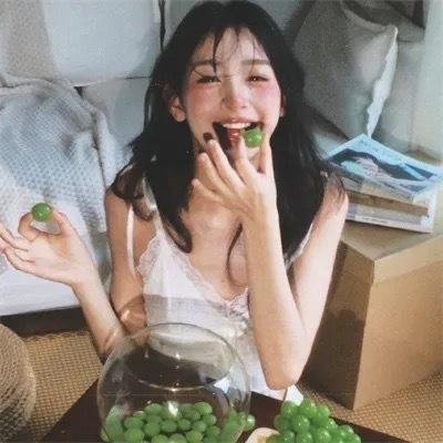 海棠经雨胭脂透 海报